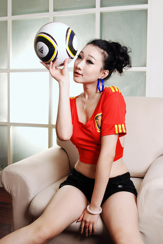 我们一起世界杯吧,可爱足球美女